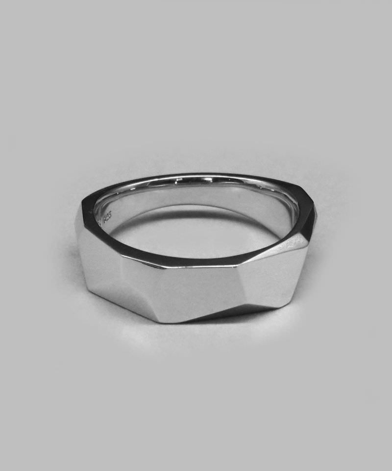 【Fragment Armor Ring-フラグメントアーマーリング-】 ライオンハートが日常使いに推奨している約6mmという幅で希望の欠片を表現した、リング。 しっかりと面が取られたシルエット、シルバー独特の強い光を放ちながら、着け心地に関わる肌にあたる内側は、内甲丸という丸みを持たせており嫌な圧迫感や肌への食い込みを軽減させてくれます。 また、指の腹に当たる部分は細くシェイプしており、握った際の締めつける不快感も軽減する工夫を施しています。
