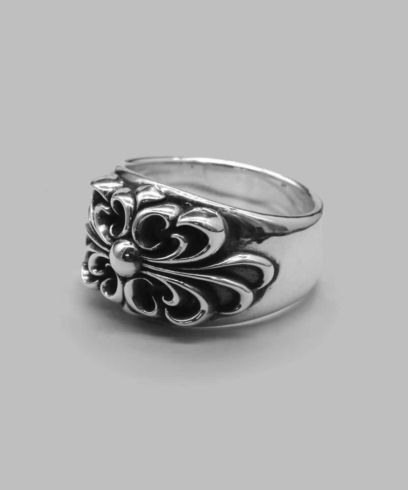 【TATEGAMI MASTER RING-タテガミマスターリング-】 躍動的なライオンのたてがみを描いたマスターリング。 収まりがよい12㎜という幅感は日常のコーデに程よく溶け込みつつ、アクセントを加えてくれます。 幅広のリングは圧迫感が強くなりますが、指に触れる内側に丸みをつけることで、締めつける不快感を軽減させます。