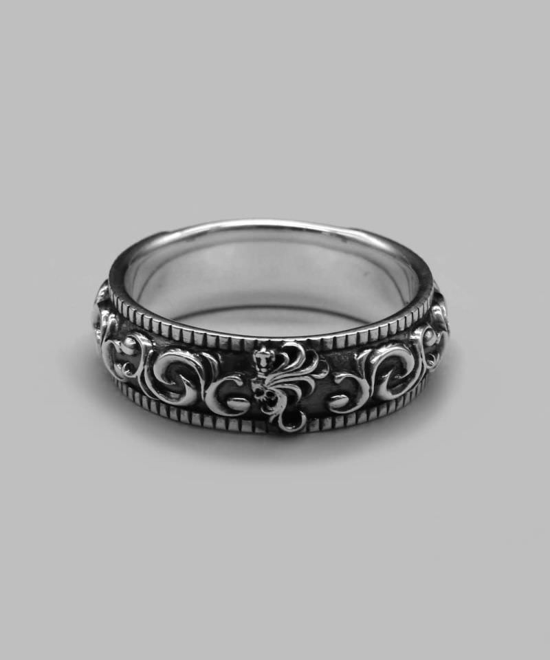 【GOATEE HOWL BARREL RING-ゴーティーハウルバレルリング-】 新モチーフ「 GOATEE(顎髭)」があしらわれているバレル(樽型)のリング。 躍動感と荒々しさを感じるモチーフがアラベスク(唐草)のように連なっており、ふくらみがある全体的なシルエットが存在感を発揮します。