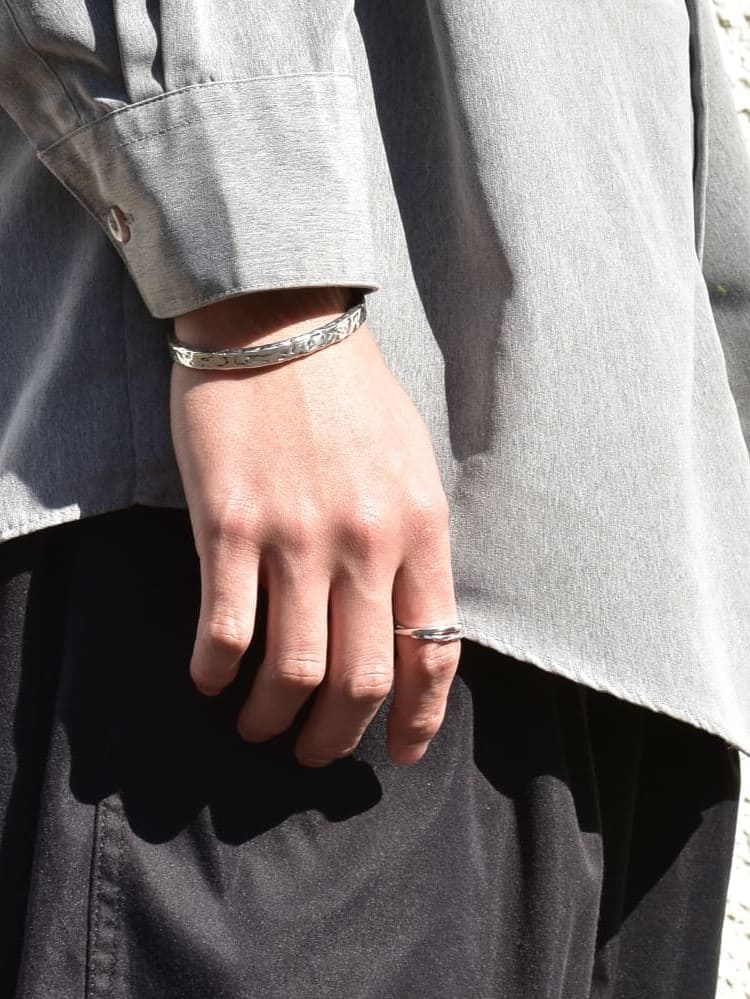 メンズシルバーアクセサリーブランドライオンハートのツイストしたシンプルなリングの着用画像