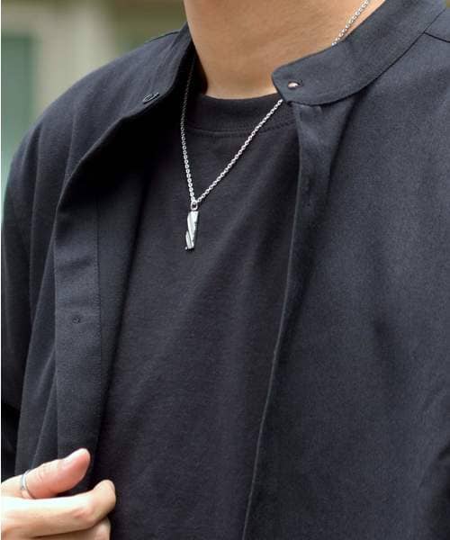 メンズシルバーアクセサリーブランドライオンハートのツイストしたプレートネックレスの着用画像