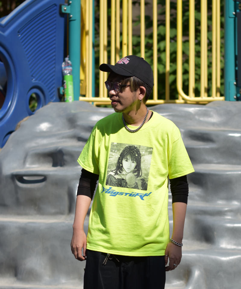 プリントTシャツ プリントTシャツは個性をアピールしたい人には有力なアイテムです。派手な色味の蛍光黄色Tシャツに、主張の強い太いチェーンネックレスはTシャツに負けることなくオリジナリティーのあるコーディネートになります。また、ネックレスと似た太めのチェーンブレスレットによってどこも負けることなく全体的にバランスが取れたコーディネートに仕上がります。