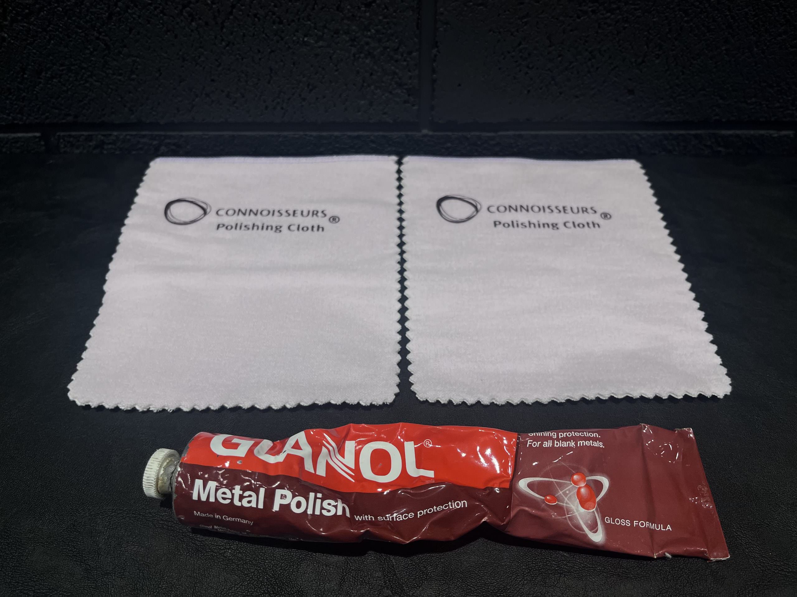 シルバークロスと研磨剤クリームを使用したクリーニングのやり方