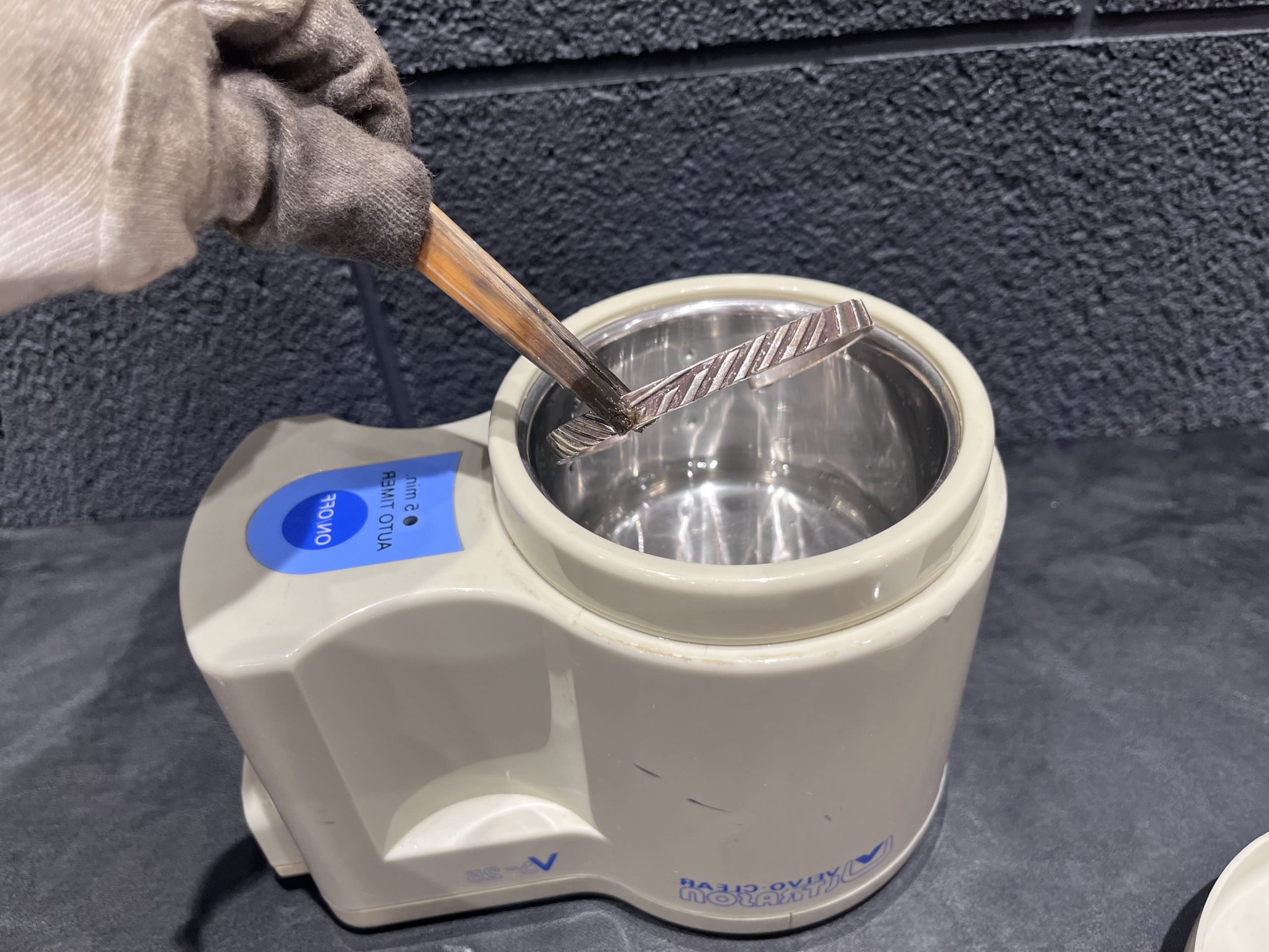 超音波機械を使用したクリーニングのやり方