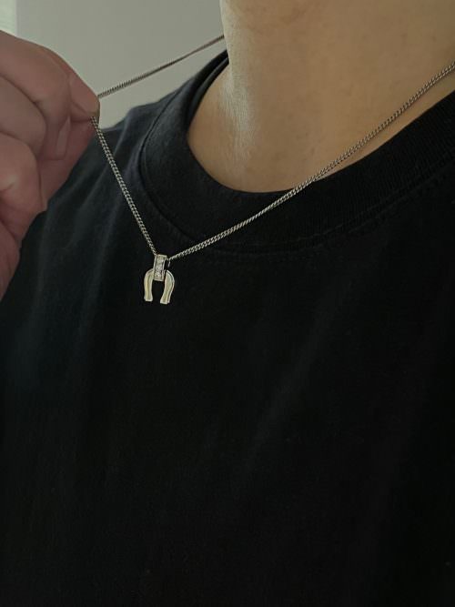 メンズシルバーアクセサリーブランドライオンハートのキュービックジルコニアが使われたホースシューネックレスの着用画像