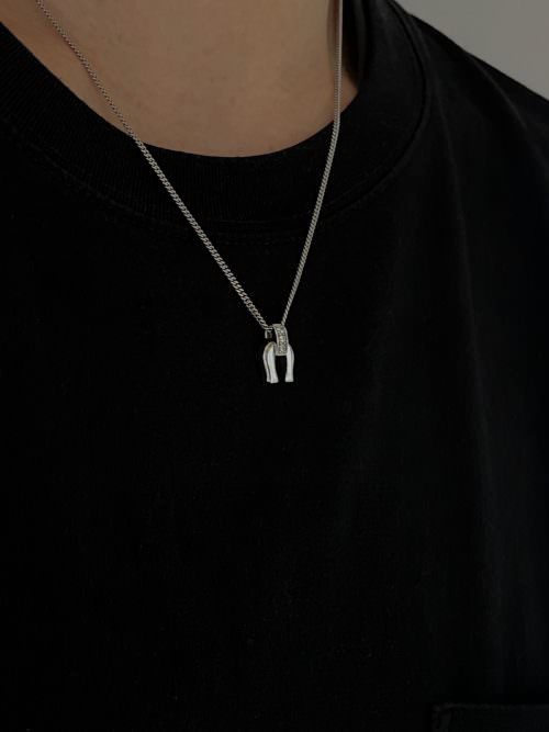 メンズシルバーアクセサリーブランドライオンハートのキュービックジルコニアが使われたホースシューネックレスの着用画像