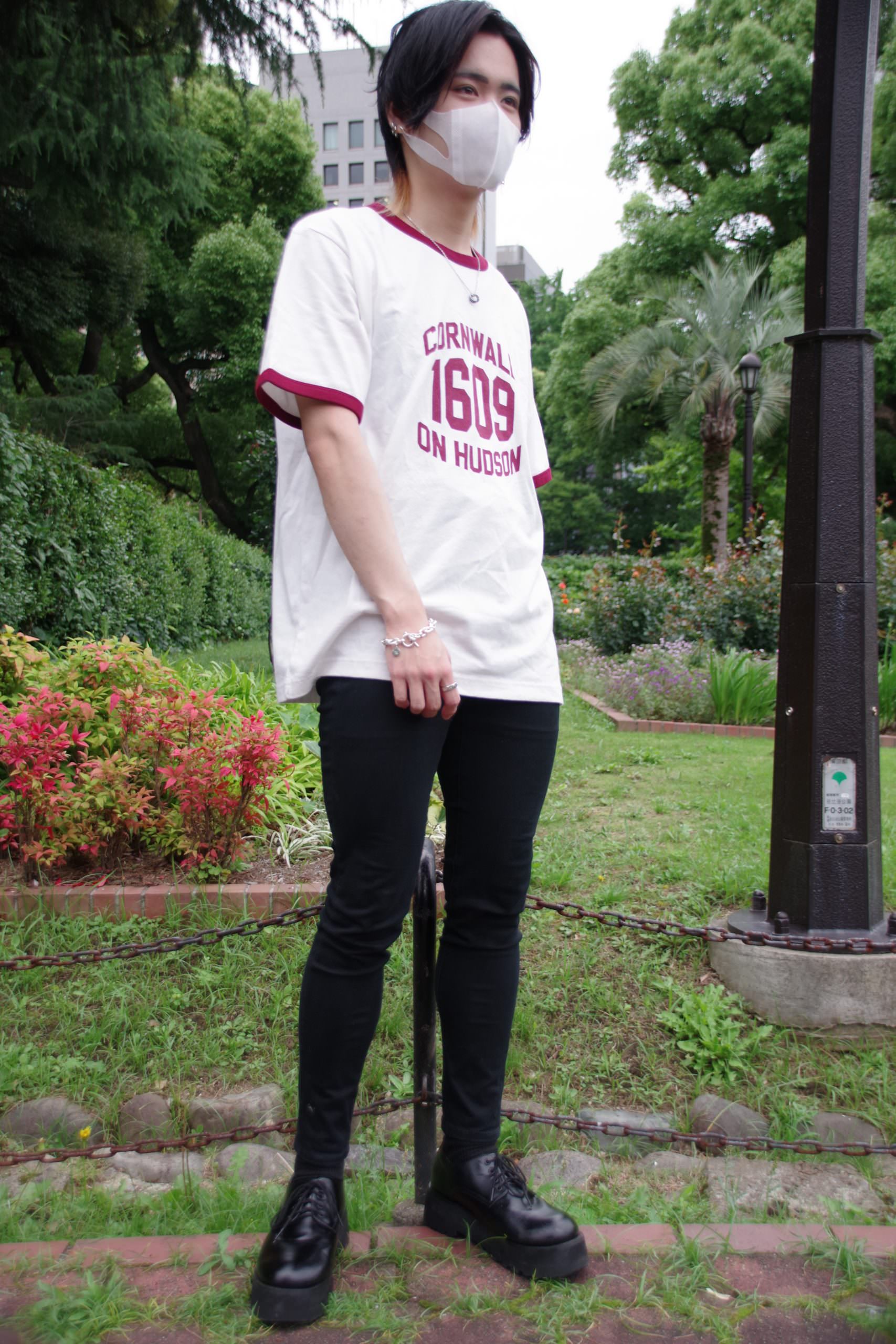 メンズシルバーアクセサリーブランドライオンハートのリンガーTシャツとブレスレットを組み合わせたコーディネート。