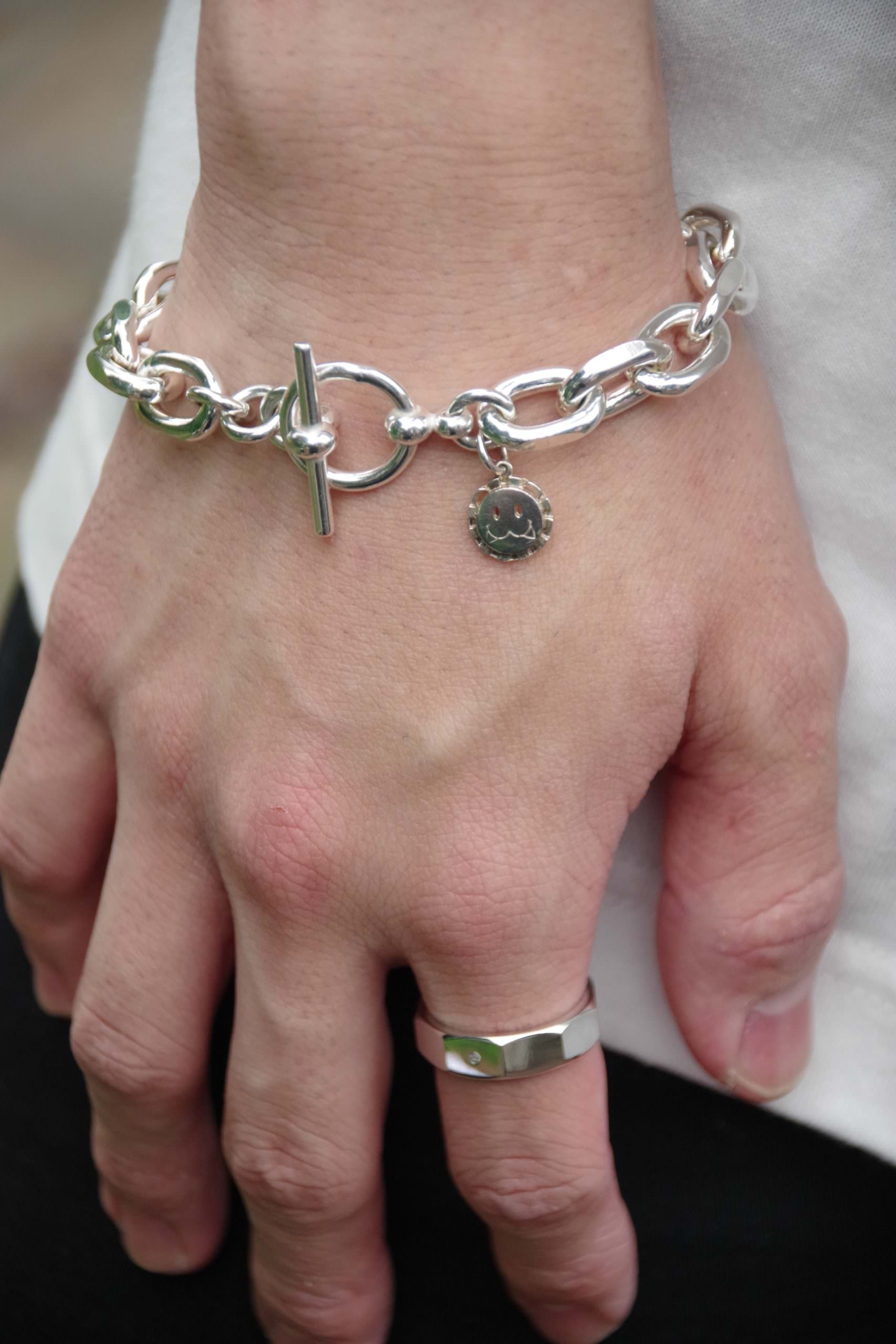 メンズシルバーアクセサリーブランドライオンハートのLEOのチャームがワンポイントのブレスレットの着用画像