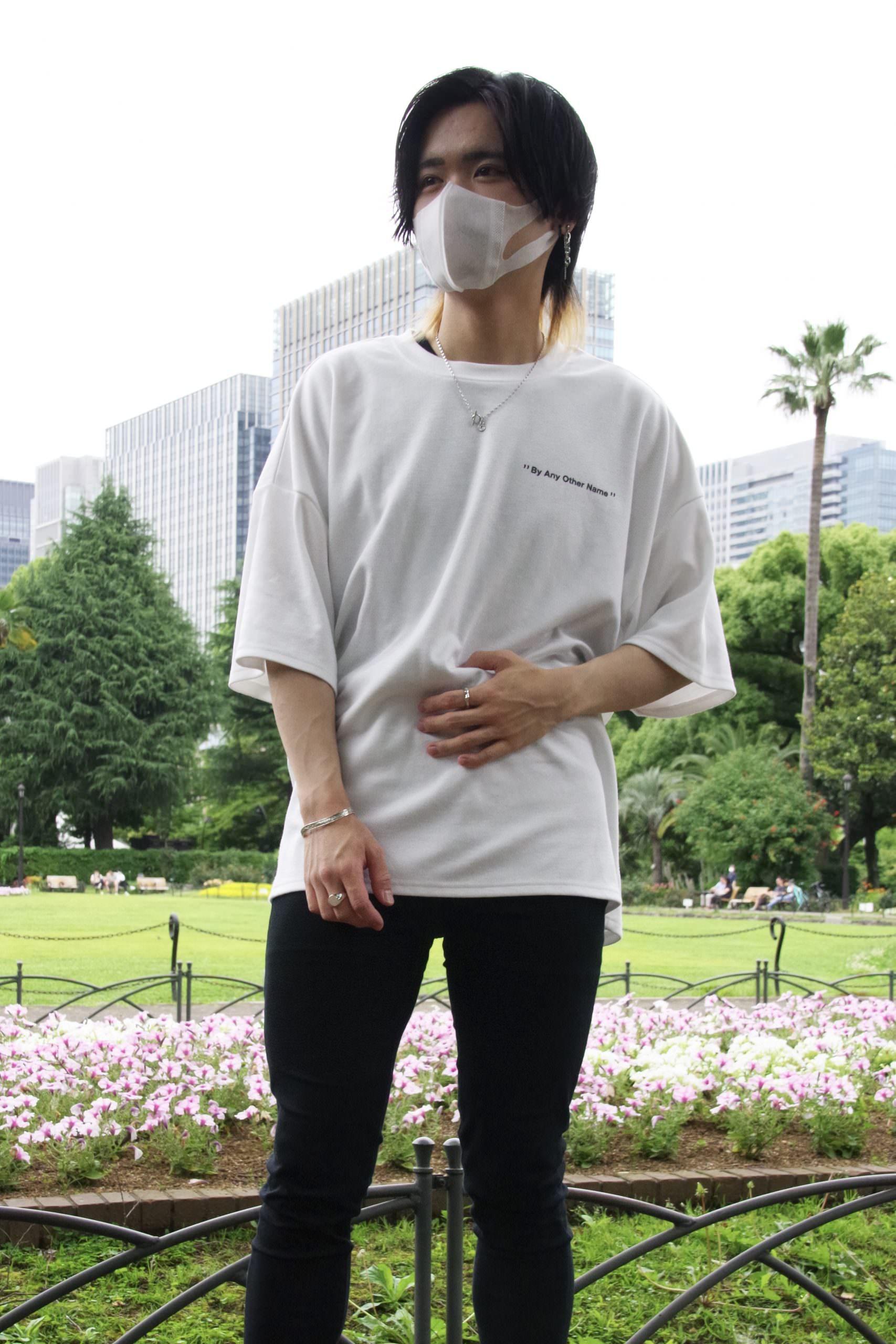 メンズシルバーアクセサリーブランドライオンハートのルーズフィットTシャツ×ハワイアンジュエリーバングルのコーデ