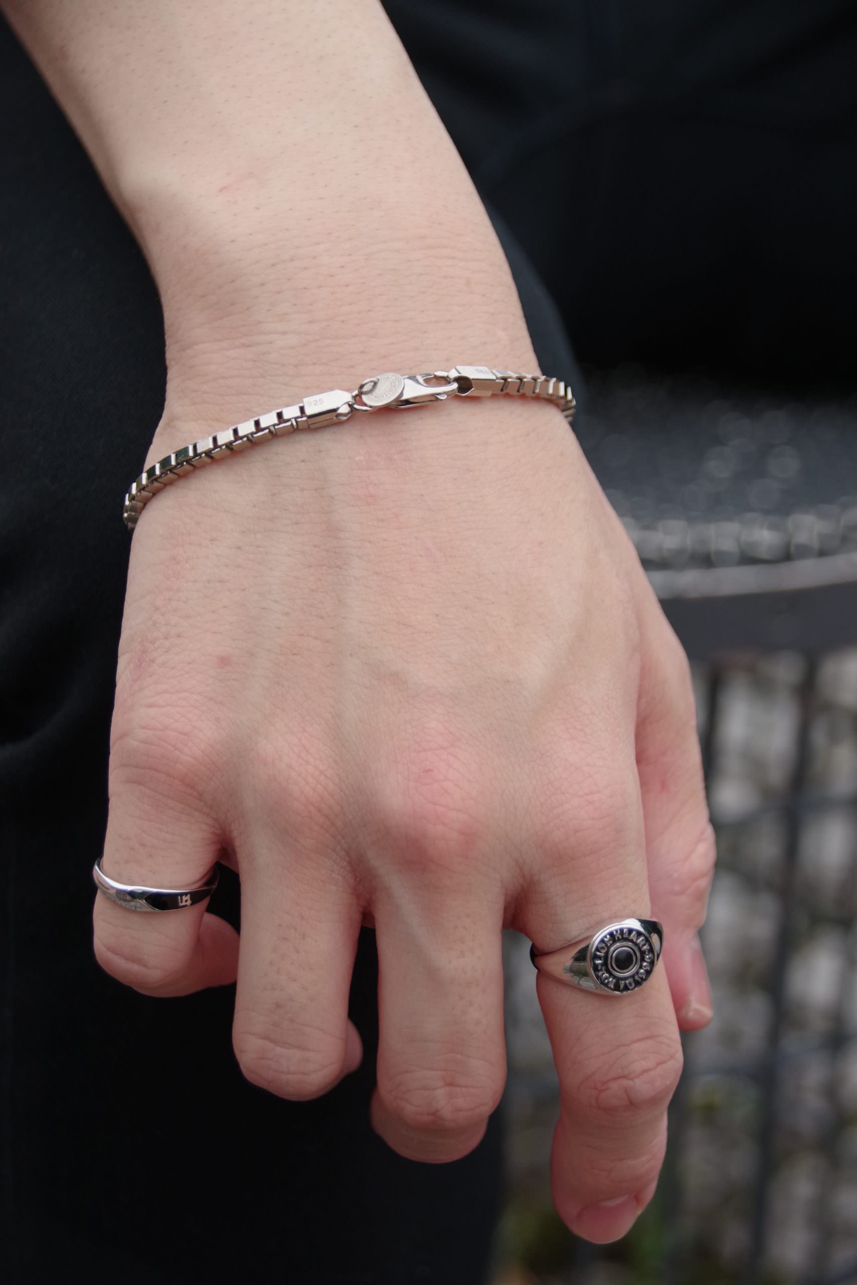 メンズシルバーアクセサリーブランドライオンハートのロイヤルベネチアンチェーンブレスレットを使用した着用画像
