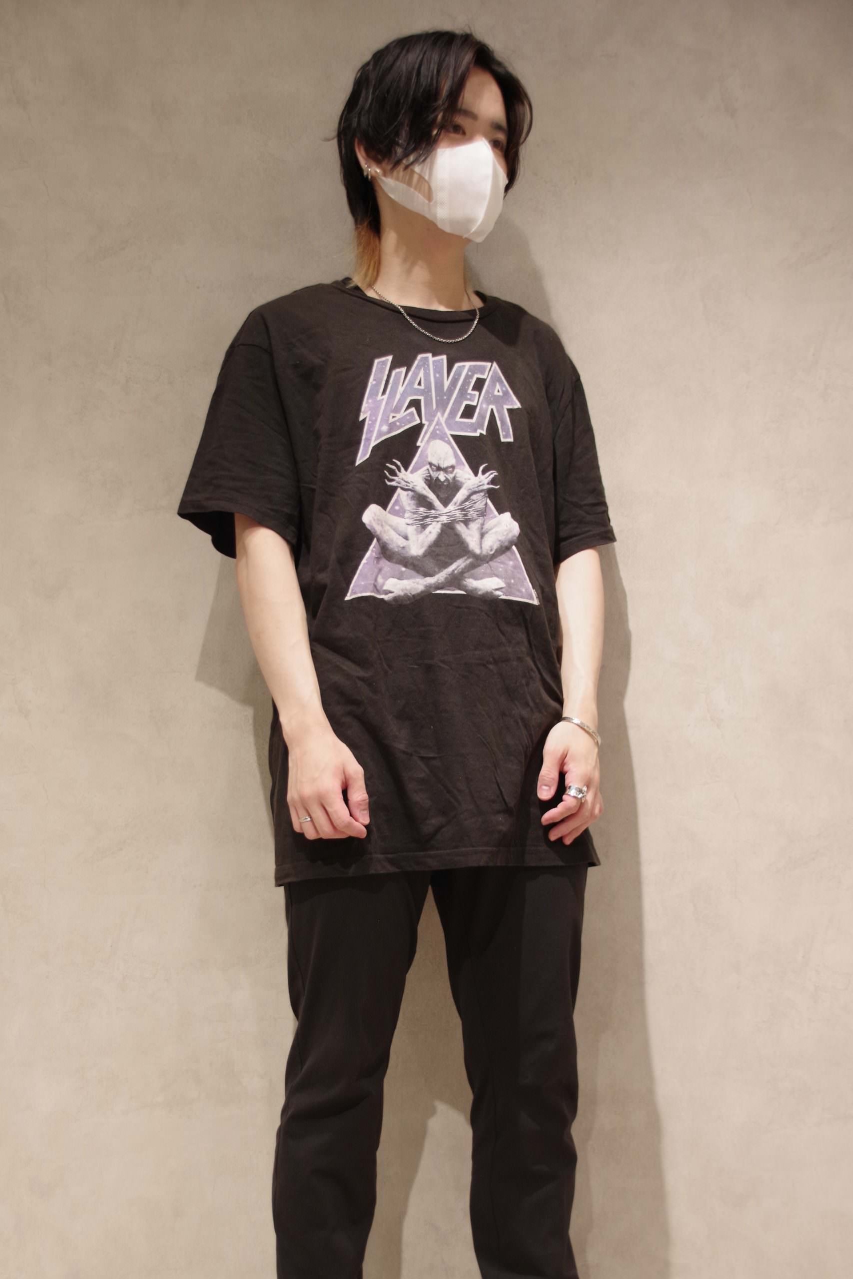 メンズシルバーアクセサリーブランドライオンハートの古着tシャツに光沢感の少ないバングルを組み合わせたグランジコーデ