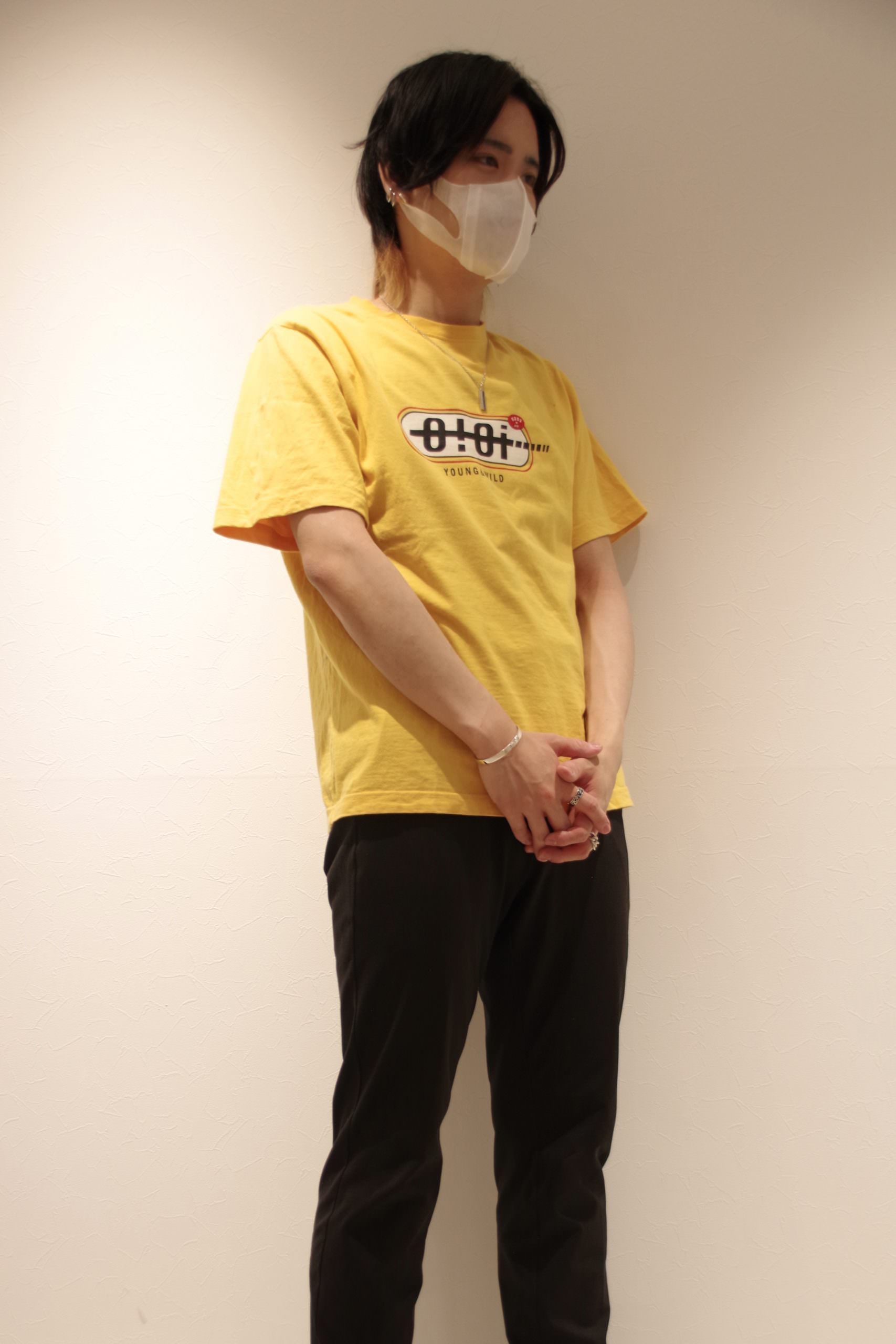 メンズシルバーアクセサリーブランドライオンハートの平打ちバングルに黄色Tシャツを組み合わせたコーデ