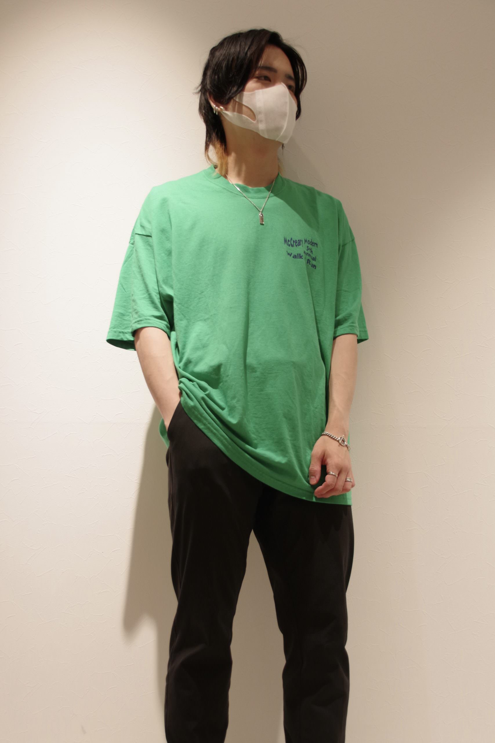 メンズシルバーアクセサリーブランドライオンハートのカラーTシャツと組み合わせたストリートコーディネート。