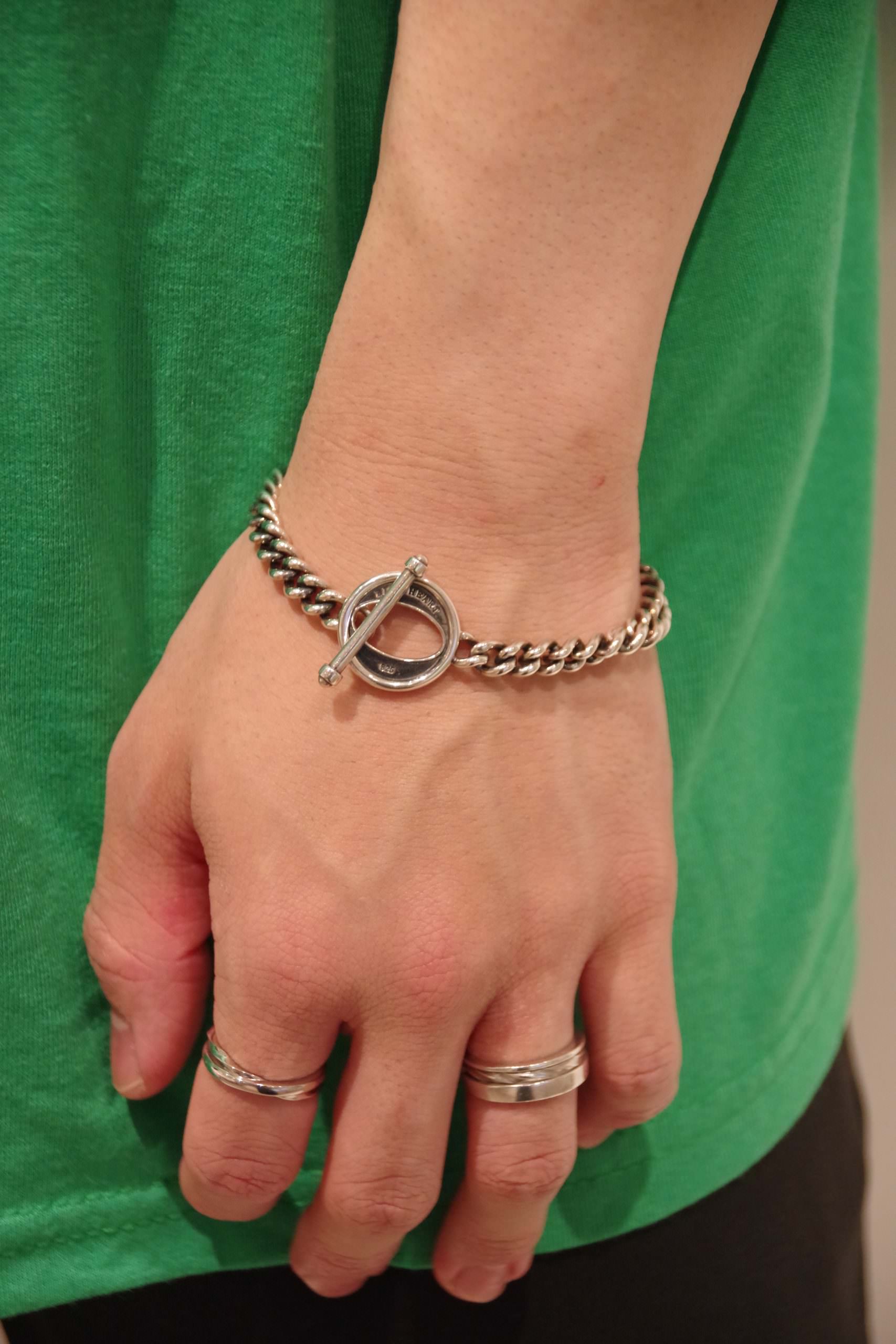メンズシルバーアクセサリーブランドライオンハートの喜平チェーンを使用したブレスレットの着用例