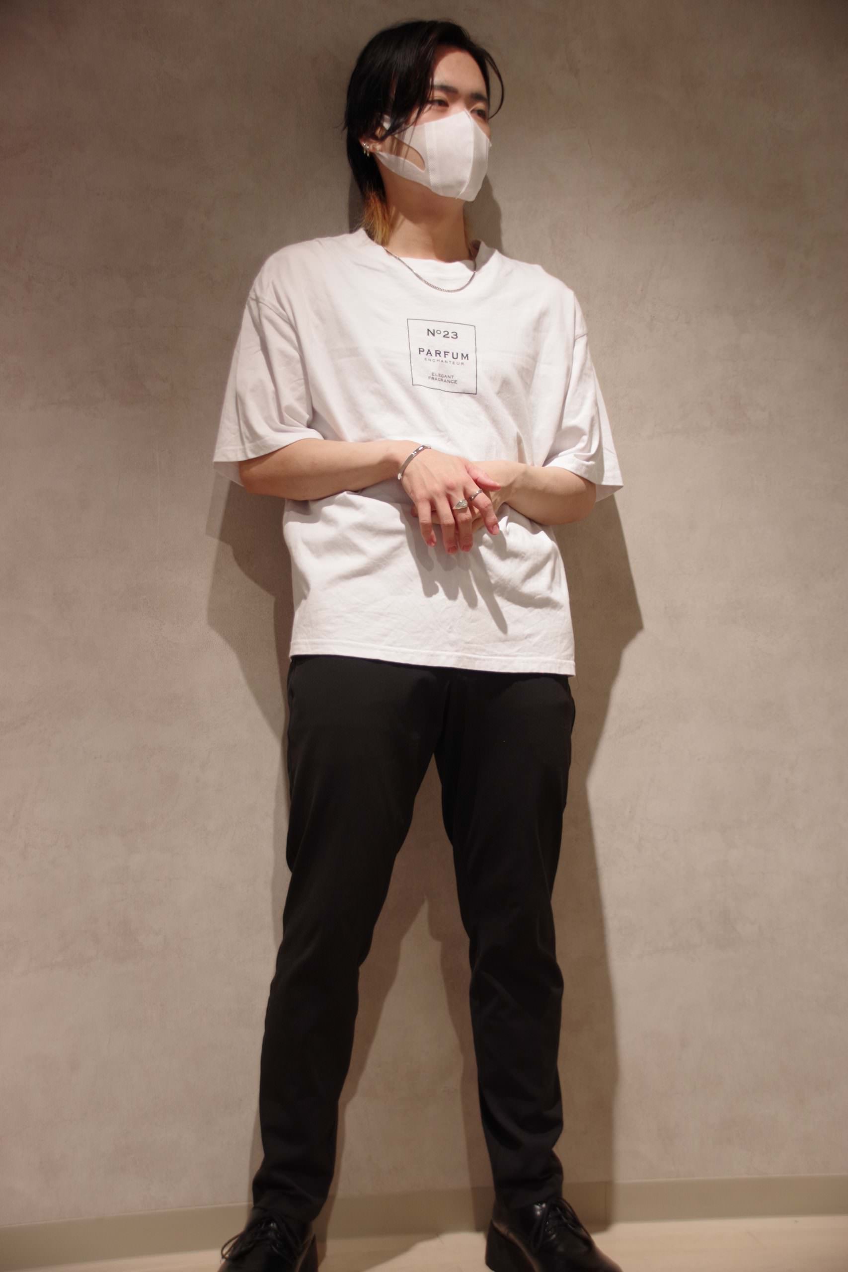 メンズシルバーアクセサリーブランドライオンハートのシンプルな白tシャツに合わせたコーディネート。