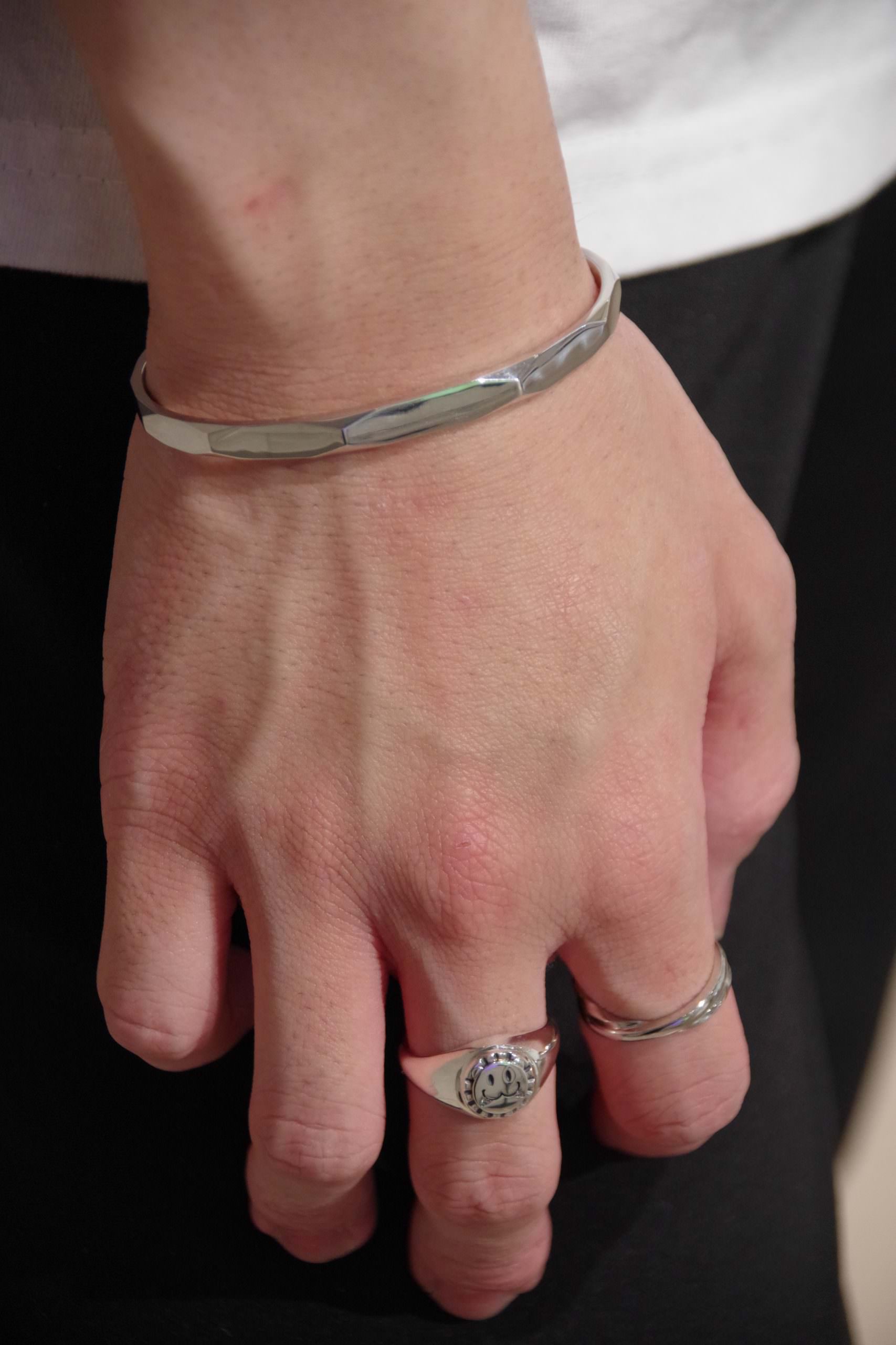 メンズシルバーアクセサリーブランドライオンハートの多面カットデザインバングルの着用画像