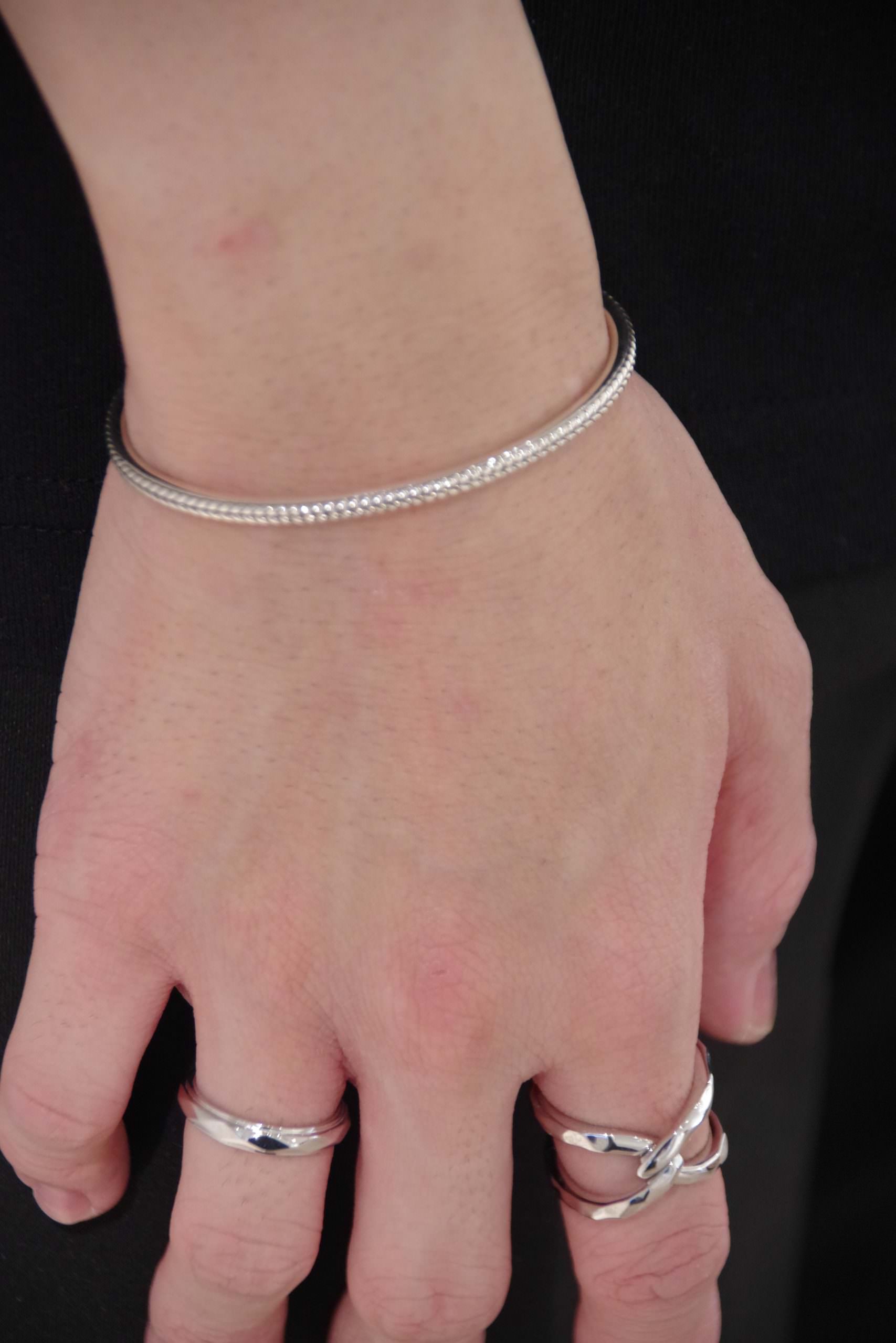 メンズシルバーアクセサリーブランドライオンハートの細身で使いやすいシンプルなバングルの着用画像