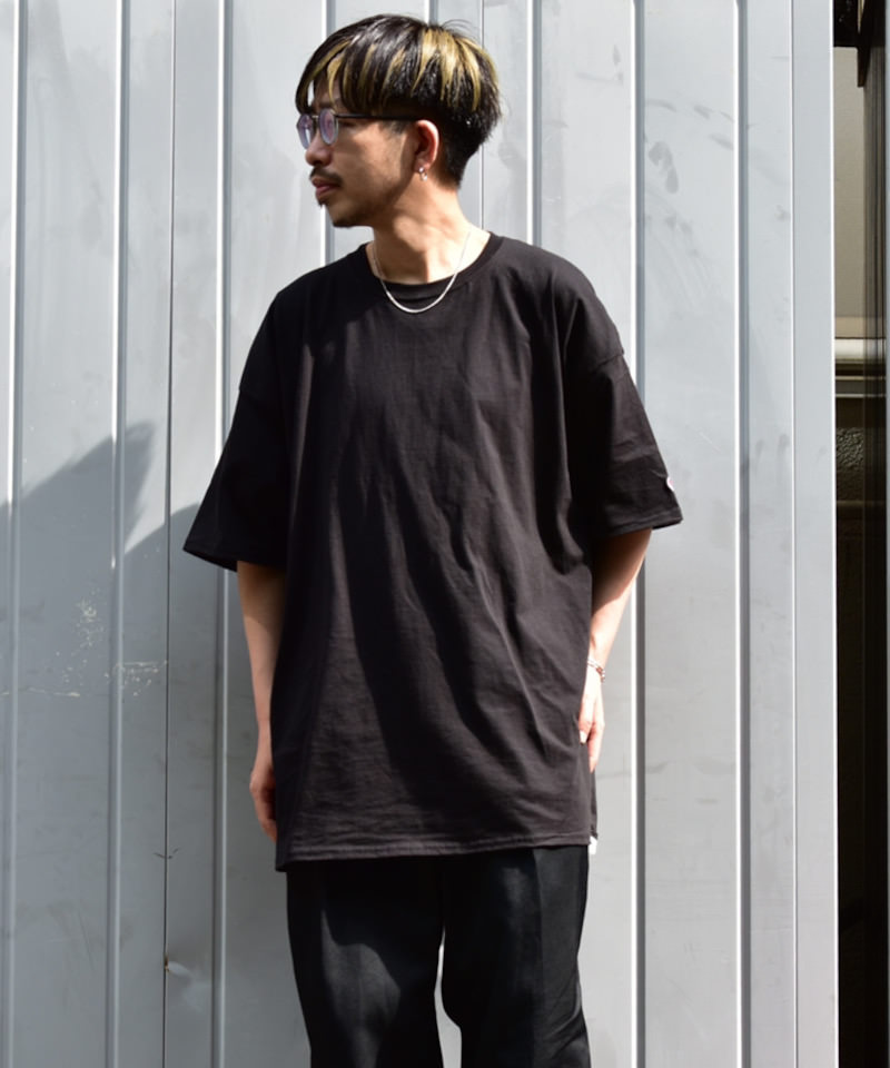ノームコア風黒Tシャツ ノームコアの王道のファッションアイテム、無地Tシャツ。飾り気のないノームコアスタイルにムダをそぎ落としたシンプルなデザインのチェーンネックレスは抵抗感なく付けられます。またモノトーンに仕上がったピアスは付ける人を選ばず風化しないコーデにフィットし、ウォーターフロウジョイントリングはなめらかに枝分かれしたシルエットで軽やかな印象を受けます。