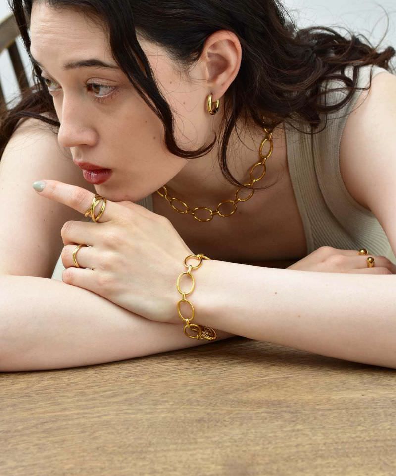 大きめな存在感のあるブレスレットとリングに、引き算要素でシンプルリングを合わせたコーディネート