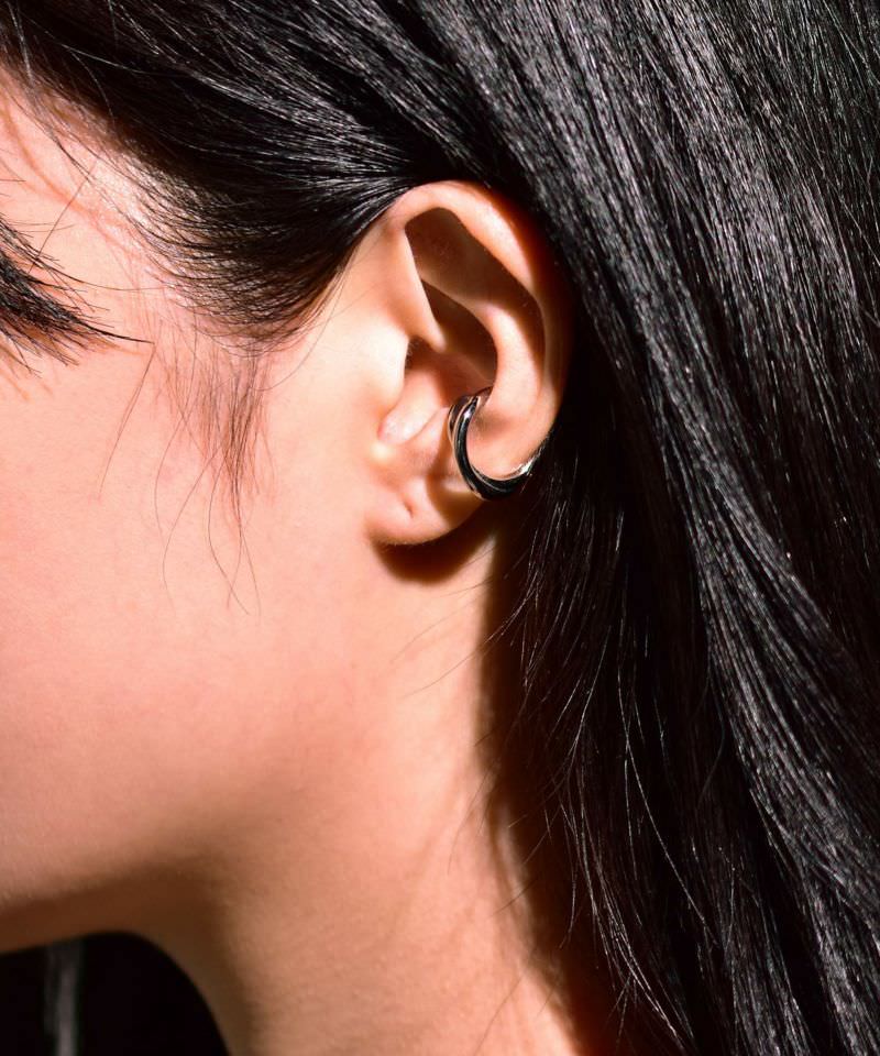 イヤーカフをつけている女性 金属アレルギー対応のおイヤーカフ LHME(エルエイチエムイー) サージカルステンレス アクセサリー