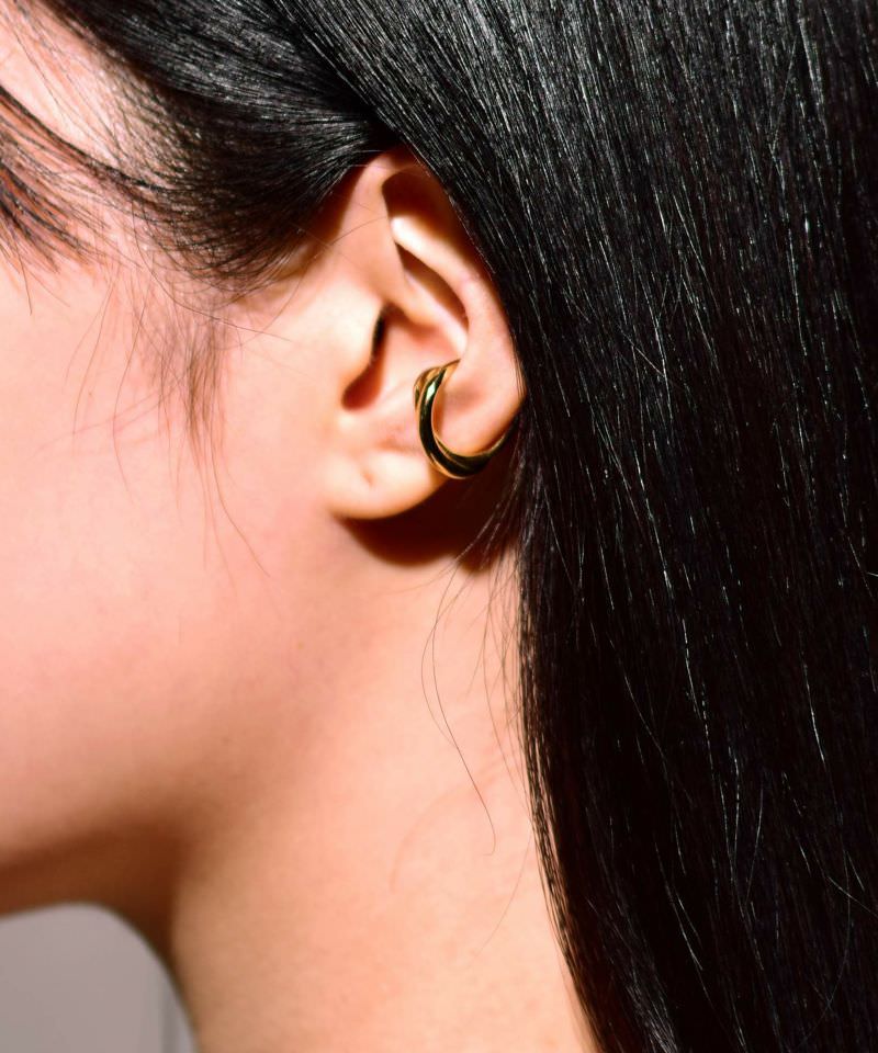 イヤーカフをつけている女性 金属アレルギー対応のおイヤーカフ LHME(エルエイチエムイー) サージカルステンレス アクセサリー