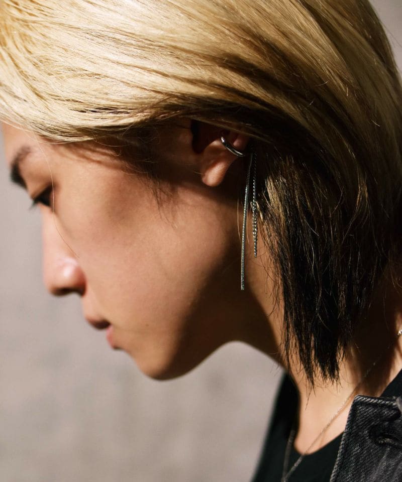 LHMEのイヤーカフ チェーンイヤーカフ 着用画像 サージカルステンレス