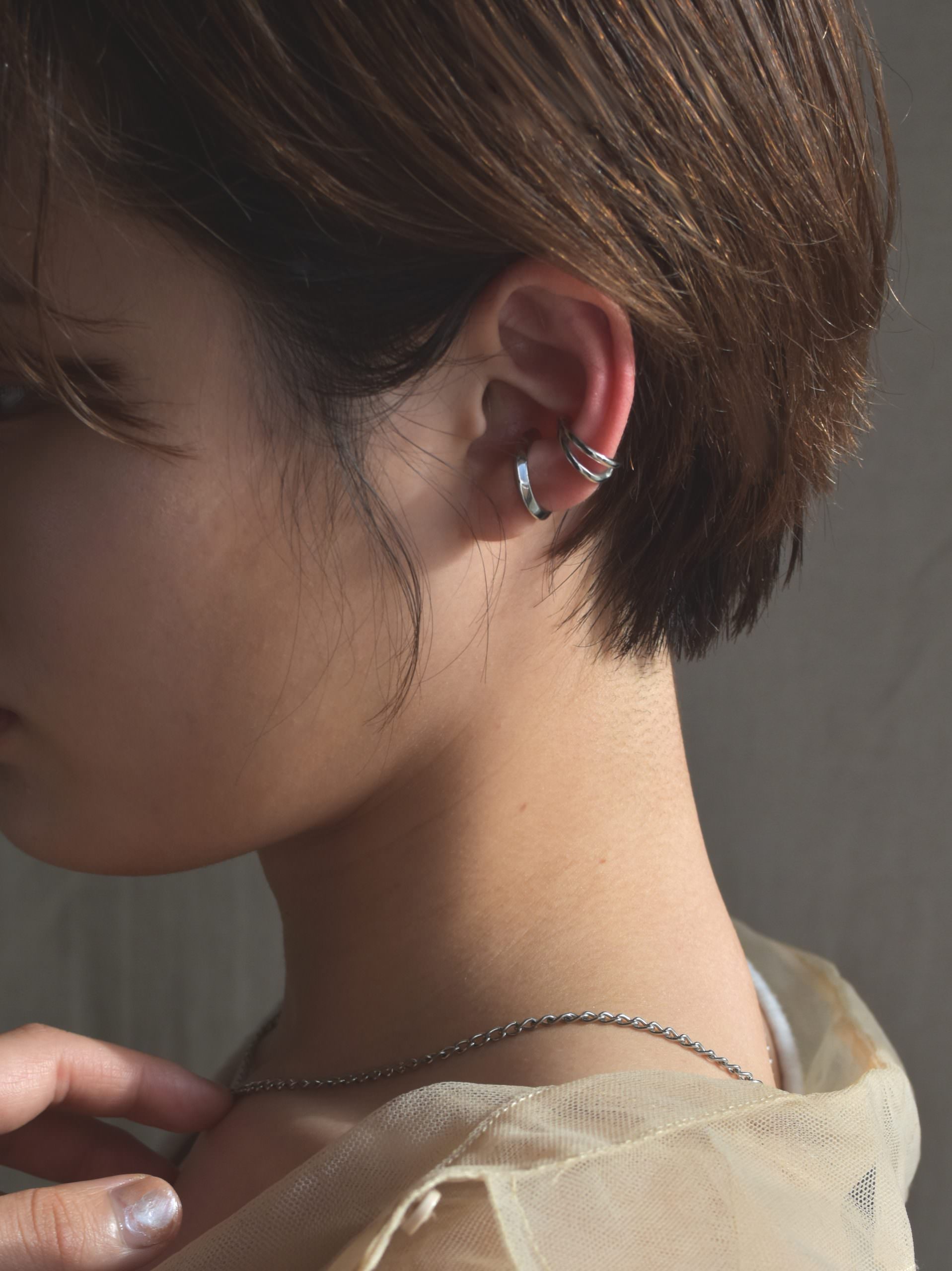 イヤーカフを重ね付けした女性 LHME(エルエイチエムイー)のダイバーシティイヤーカフB
