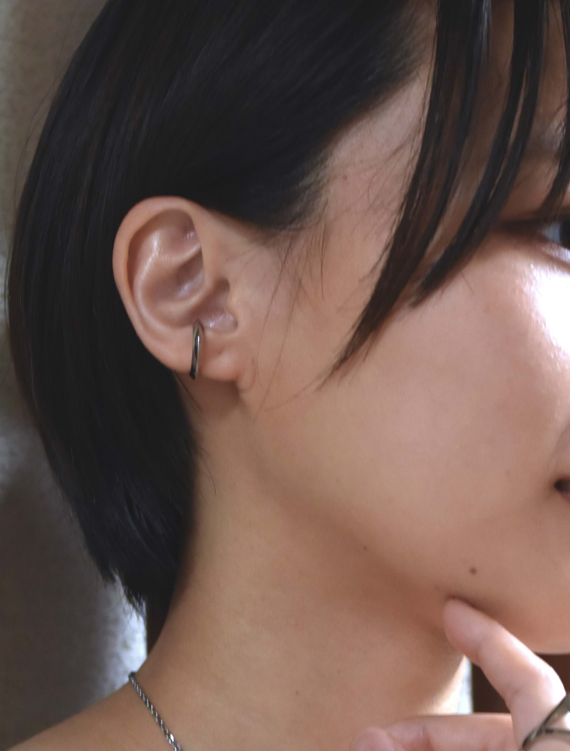 イヤーカフの着用画像 女性 LHME(エルエイチエムイー) ダイバーシティイヤーカフ/TYPE A