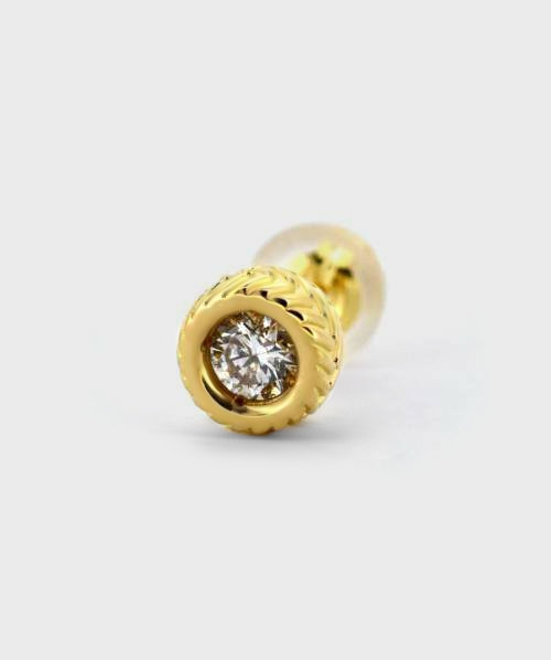 ブリリアントカットのダイヤモンドとK18ゴールドが生み出す圧倒的な高級感が印象的なストーンスタッズピアス。LIONHEART（ライオンハート）