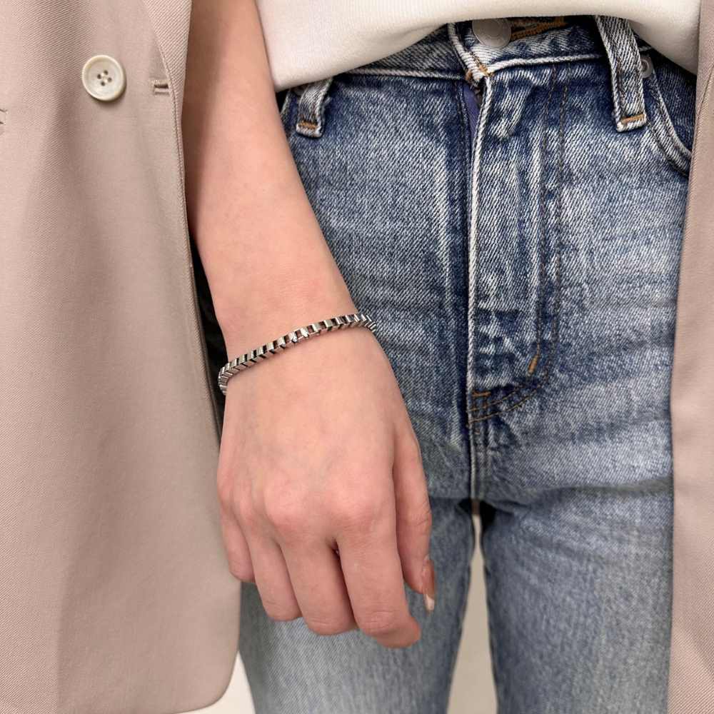 シルバーブレスレット着用画像｜メンズアクセサリーブランドLION HEART（ライオンハート）のレディーススタッフコーディネート。