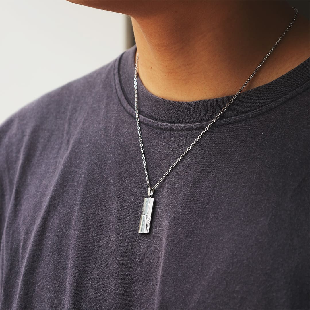 シルバーネックレス着用画像｜メンズアクセサリーブランドLION HEART（ライオンハート）のメンズスタッフコーディネート。