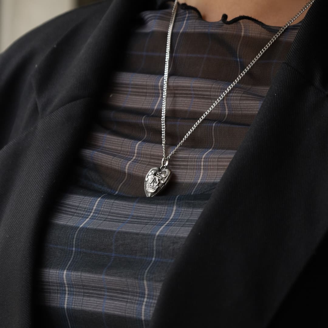 シルバーネックレス着用画像｜メンズアクセサリーブランドLION HEART（ライオンハート）のレディーススタッフコーディネート。