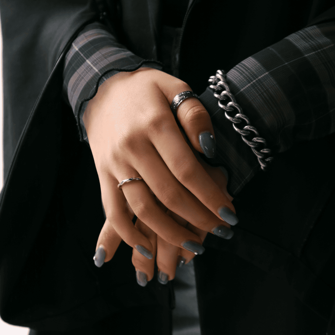 シルバーリング、シルバーブレスレット着用画像｜メンズアクセサリーブランドLION HEART（ライオンハート）のレディーススタッフコーディネート。