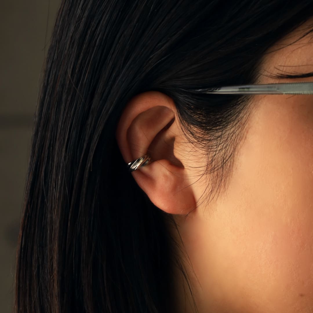 シルバーイヤーカフ着用画像｜メンズアクセサリーブランドLION HEART（ライオンハート）のレディーススタッフコーディネート。