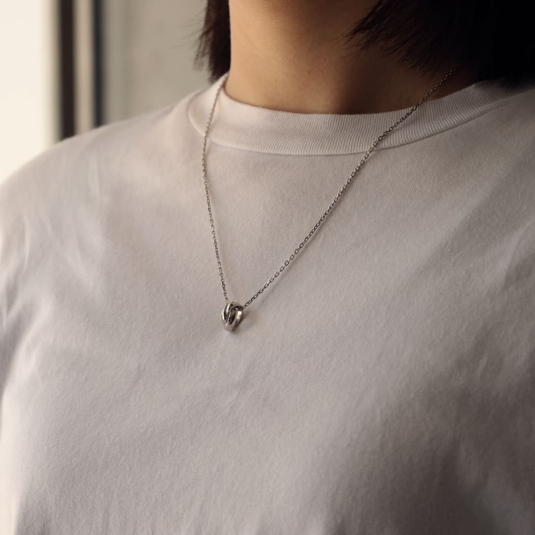 シルバーネックレス着用画像｜メンズアクセサリーブランドLION HEART（ライオンハート）のレディーススタッフコーディネート。