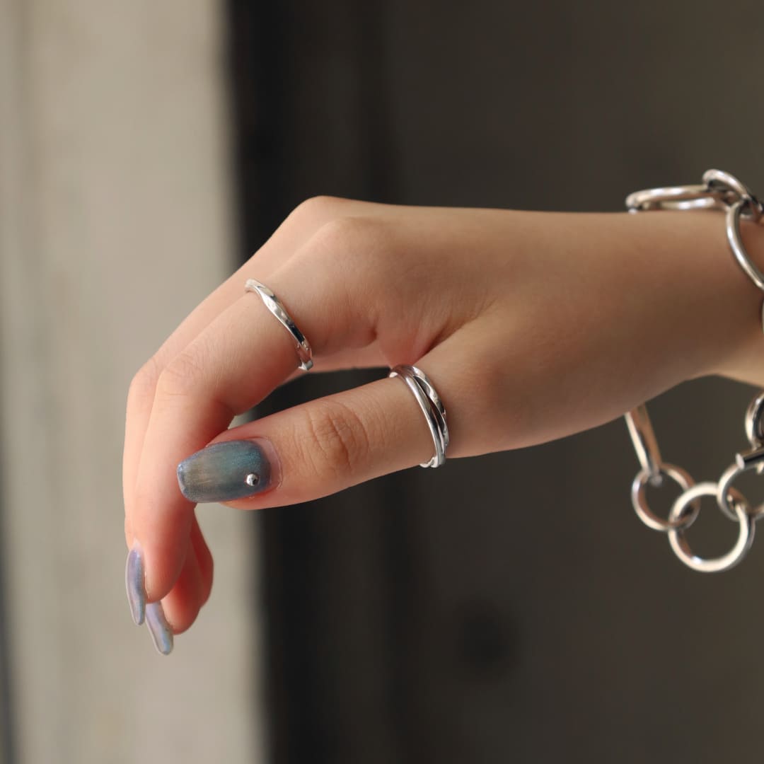 シルバーリング、シルバーブレスレット着用画像｜メンズアクセサリーブランドLION HEART（ライオンハート）のレディーススタッフコーディネート。