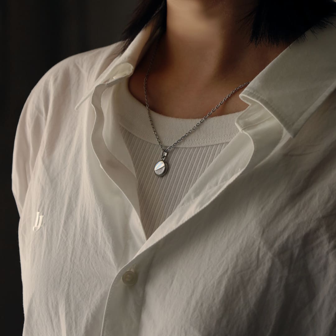 シルバーネックレス着用画像｜メンズアクセサリーブランドLION HEART（ライオンハート）のレディーススタッフコーディネート。