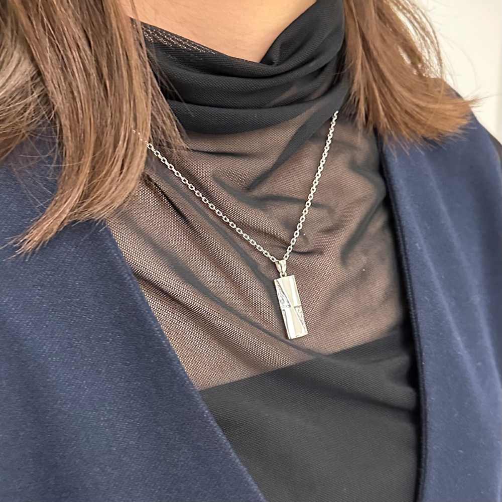 シルバーネックレス着用画像｜メンズアクセサリーブランドLION HEART（ライオンハート）のレディーススタッフコーディネート。