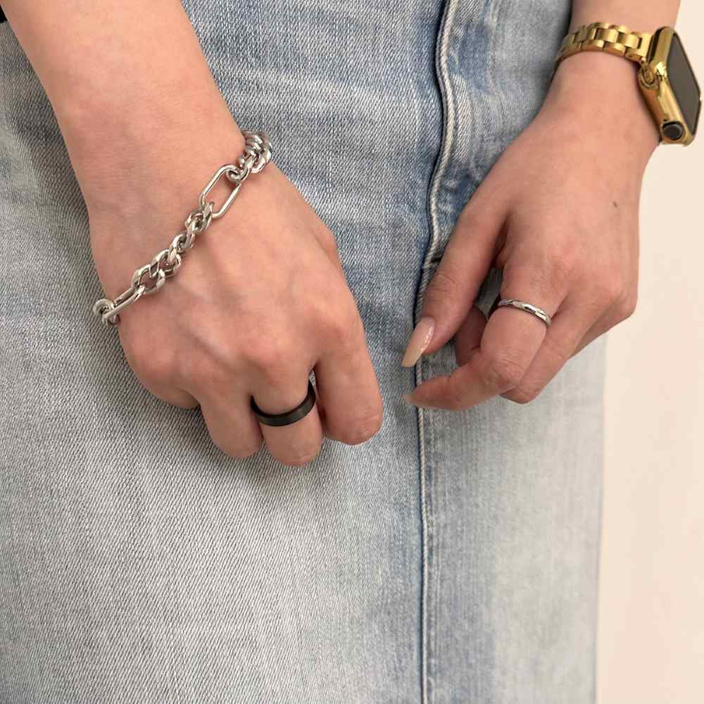 シルバーブレスレット、シルバーリング着用画像｜メンズアクセサリーブランドLION HEART（ライオンハート）のレディーススタッフコーディネート。