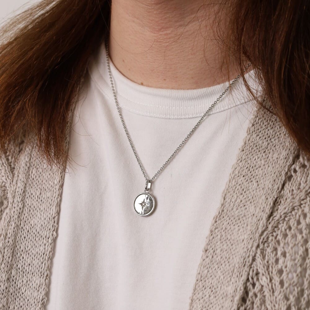 シルバーネックレス着用画像｜メンズアクセサリーブランドLION HEART（ライオンハート）のメンズスタッフコーディネート。