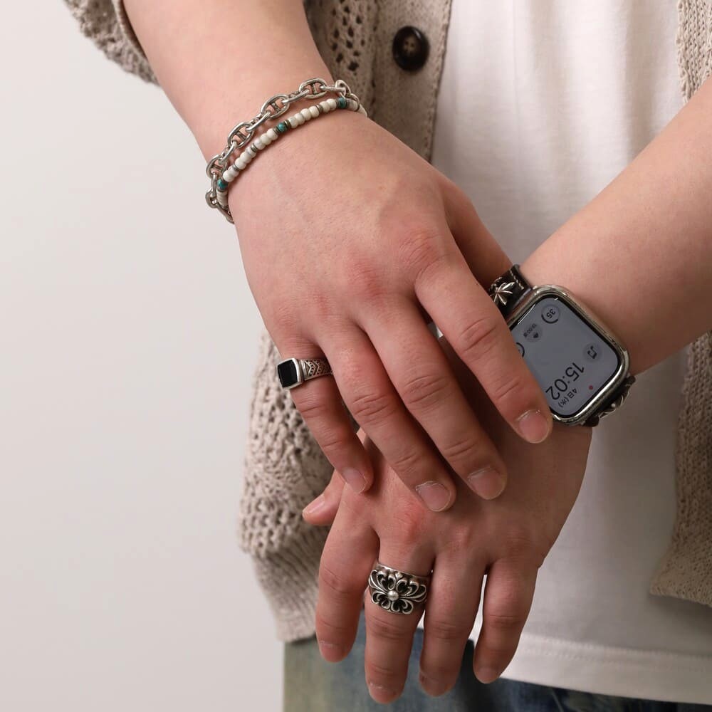 シルバーブレスレット、ビーズブレスレット、シルバーリング着用画像｜メンズアクセサリーブランドLION HEART（ライオンハート）のメンズスタッフコーディネート。