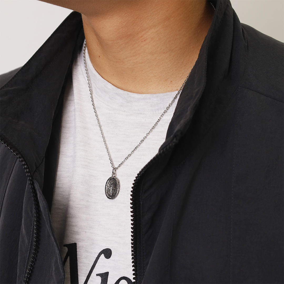 シルバーネックレス着用画像｜メンズアクセサリーブランドLION HEART（ライオンハート）のメンズスタッフコーディネート。