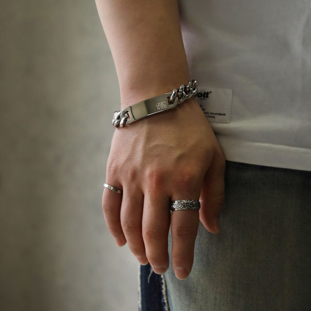シルバーブレスレット、シルバーリング着用画像｜メンズアクセサリーブランドLION HEART（ライオンハート）のメンズスタッフコーディネート。