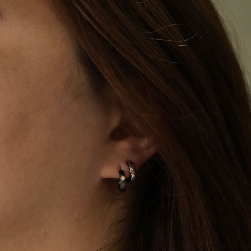 シルバーピアス着用画像｜メンズアクセサリーブランドLION HEART（ライオンハート）のメンズスタッフコーディネート。