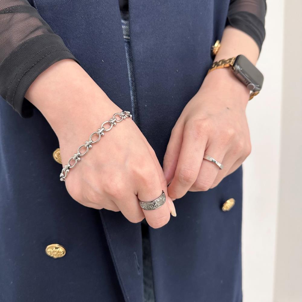 シルバーブレスレット、シルバーリング着用画像｜メンズアクセサリーブランドLION HEART（ライオンハート）のレディーススタッフコーディネート。