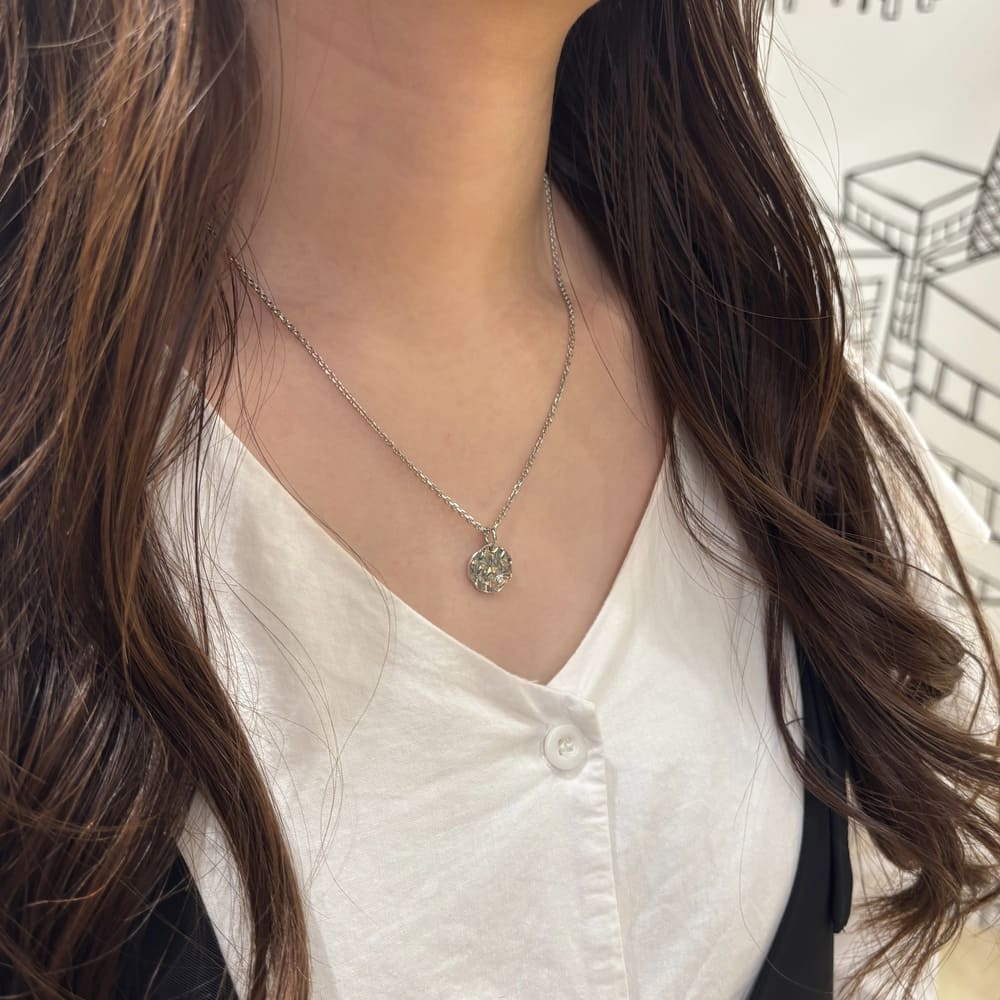 シルバーネックレス着用画像｜メンズアクセサリーブランドLION HEART（ライオンハート）のレディーススタッフコーディネート。