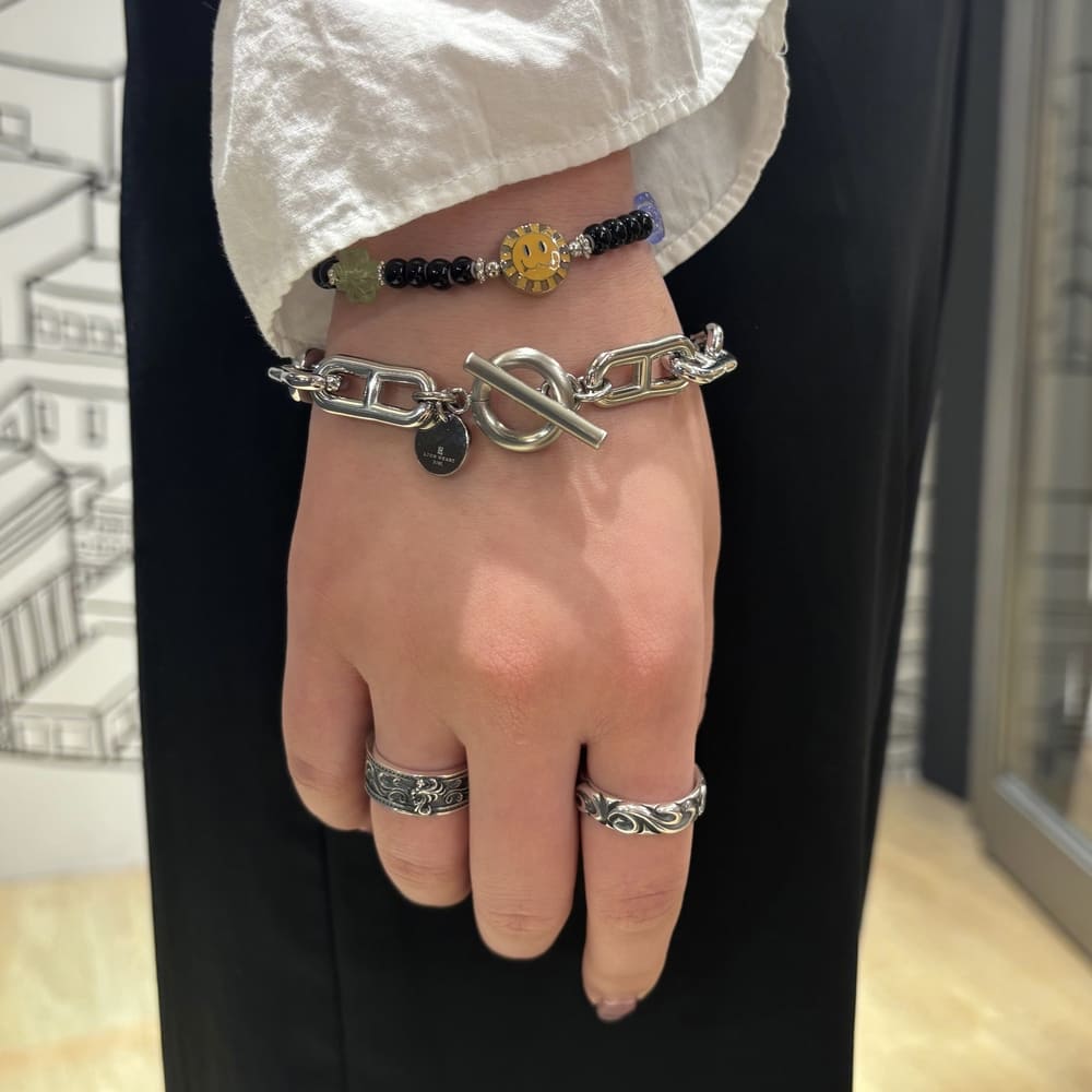 シルバーブレスレット、シルバーリング、ビーズブレスレット着用画像｜メンズアクセサリーブランドLION HEART（ライオンハート）のレディーススタッフコーディネート。