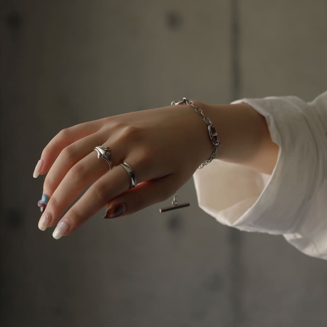 シルバーリング、シルバーブレスレット着用画像｜メンズアクセサリーブランドLION HEART（ライオンハート）のレディーススタッフコーディネート。