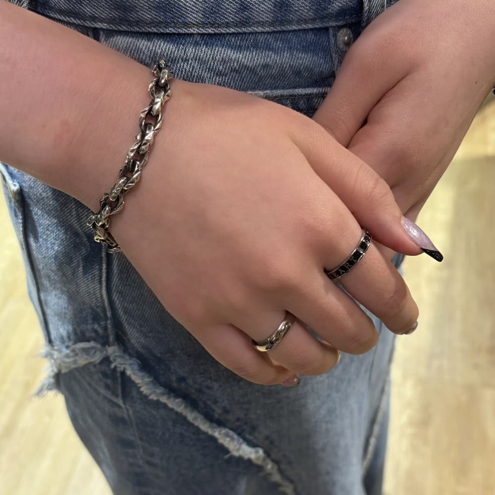 シルバーリング、シルバーブレスレット着用画像｜メンズアクセサリーブランドLION HEART（ライオンハート）のレディーススタッフコーディネート。