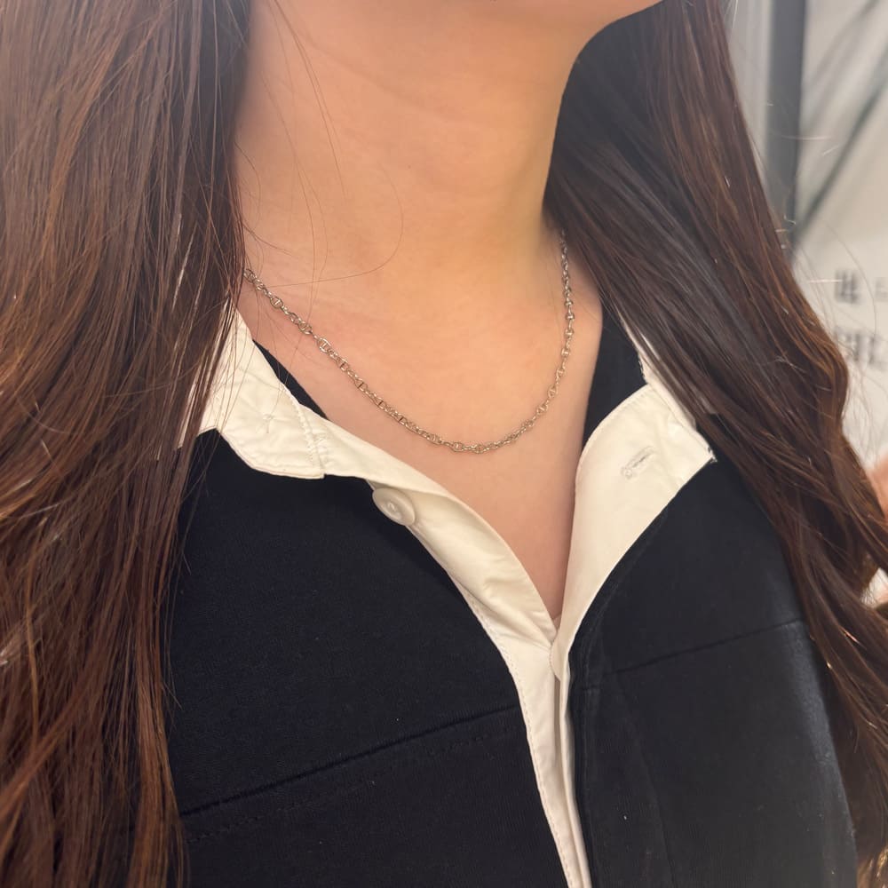 シルバーネックレス着用画像｜メンズアクセサリーブランドLION HEART（ライオンハート）のレディーススタッフコーディネート。